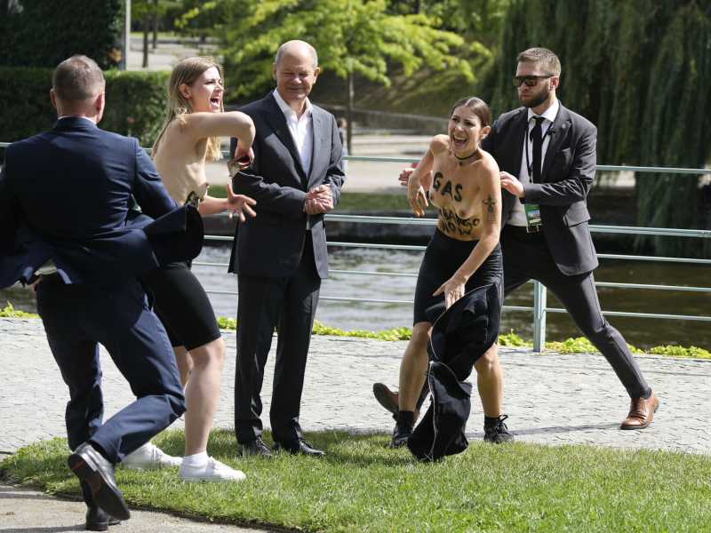 Scholz colto di sorpresa da due attiviste di Femen che reclamano l’embargo del gas russo, domenica scorsa alla cancelleria (foto Ap) <br />