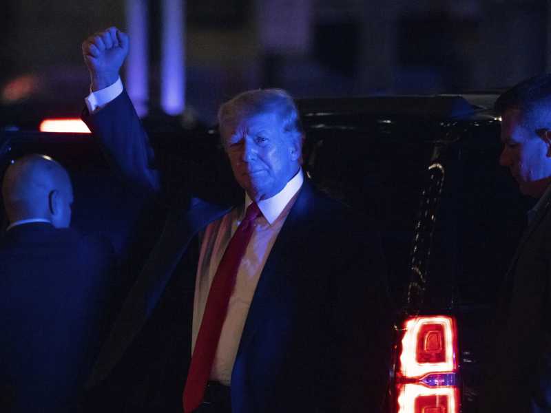 Donald Trump durante il raid dell'Fbi a Mar-a-Lago (LaPresse) 