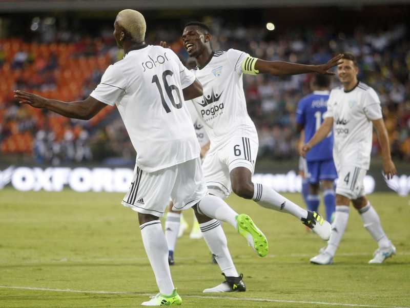 Mathias e Paul Pogba durante un'amichevole benefica nel 2017 (foto Epa, via Ansa) &nbsp;<br />