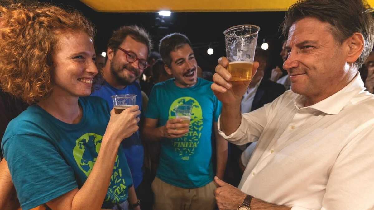 Immagine di A Vicenza Conte si traveste da Berlinguer per rubare voti al Pd