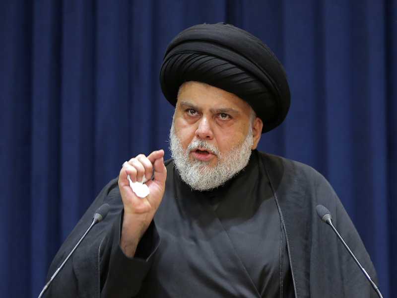 Muqtada al Sadr, leader sciita iracheno, durante il suo video messaggio di martedì (foto LaPresse)