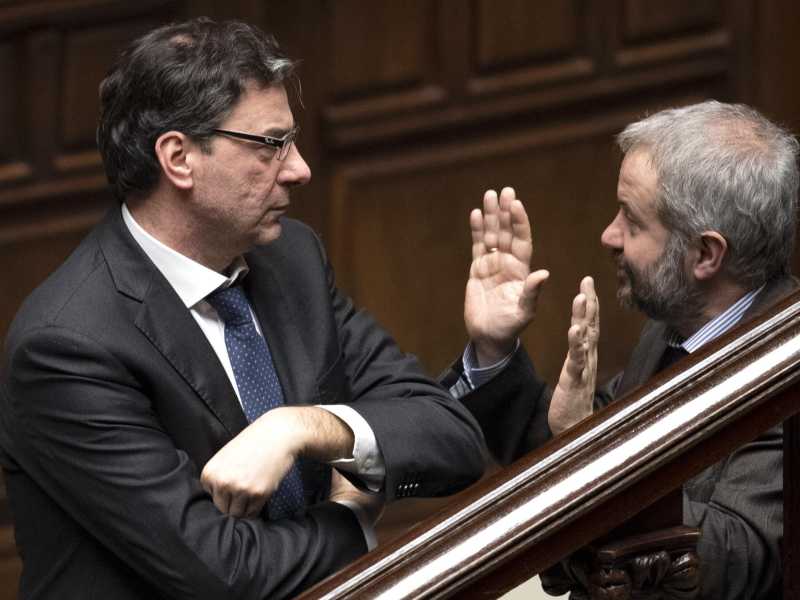 Giancarlo Giorgetti (a sinistra) e Claudio Borghi (a destra), foto Ansa<br /><br /> <br />