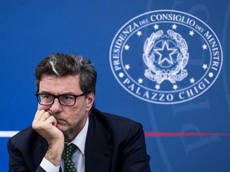 &nbsp;Giancarlo Giorgetti durante una conferenza stampa (Ansa)