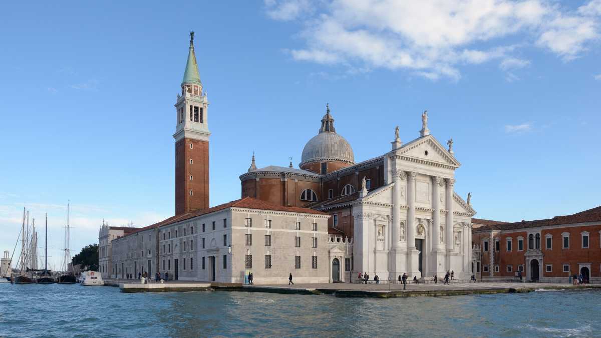 Immagine di Gesù viene dopo un'installazione artistica a San Giorgio Maggiore