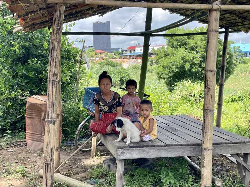 Una famiglia birmana che vive al confine tra Thailandia e Myanmar ci indica gli edifici di Shwe Kokko oltre il fiume: "I casin&ograve; sono pi&ugrave; in l&agrave;"