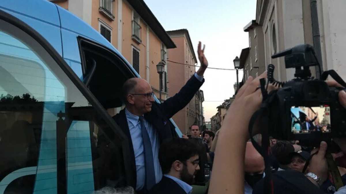 Immagine di Parte il tour in bus elettrico di Letta. "Andiamo a vincere" (ma nel Pd ci credono in pochi)