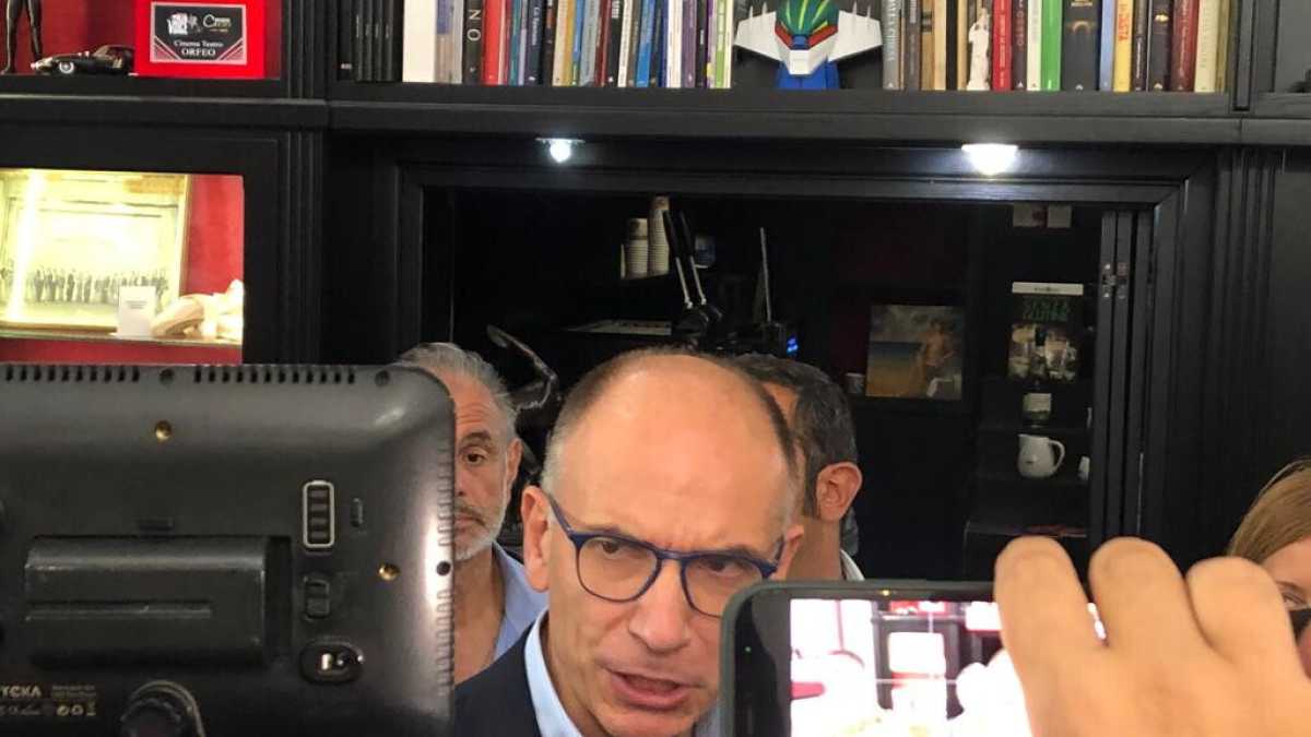 Immagine di Letta tra Jeeg e il tandem populista Emiliano-De Luca per lanciare 300mila assunzioni al Sud