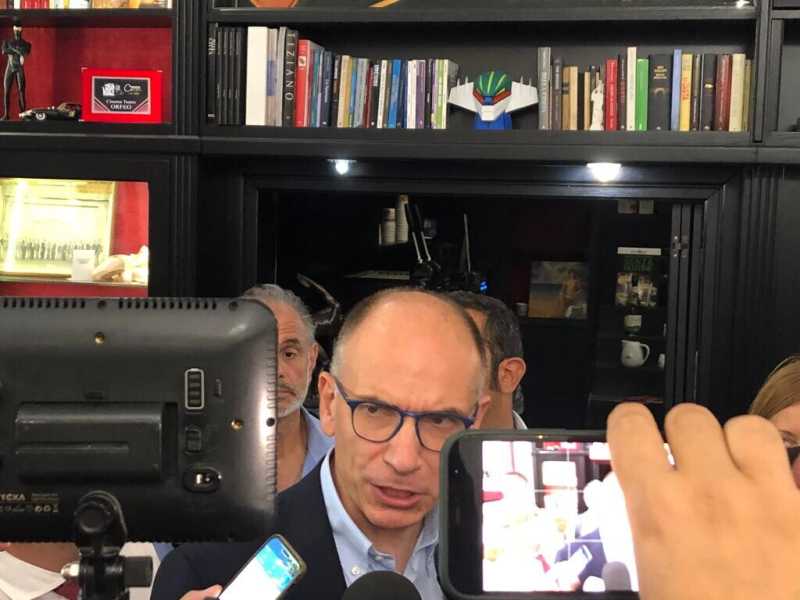Letta tra Jeeg e il tandem populista Emiliano-De Luca per lanciare 300mila assunzioni al Sud