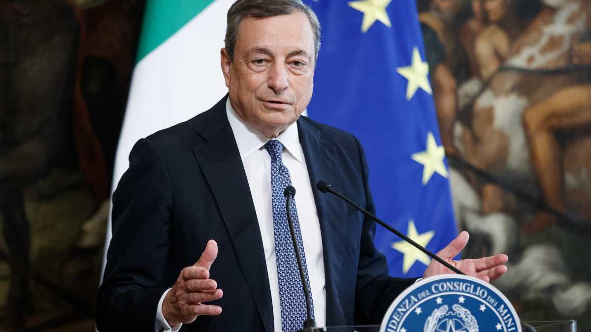 Immagine di Draghi litiga col Senato, che litiga con se stesso. Conte tiene tutti sotto ricatto, poi l'intesa