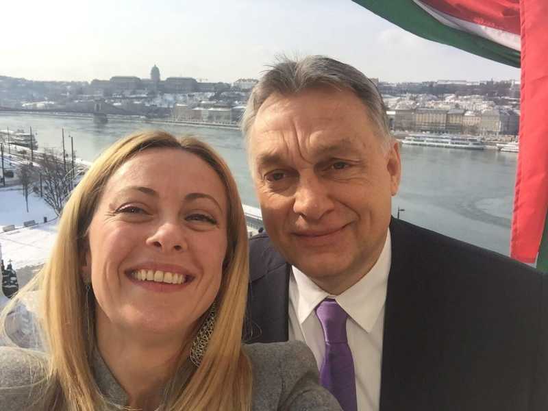 Giorgia Meloni con Viktor Orban (Ansa)