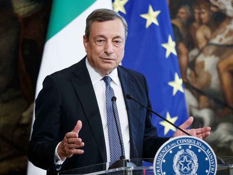 Draghi litiga col Senato, che litiga con se stesso. Conte tiene tutti sotto ricatto, poi l'intesa