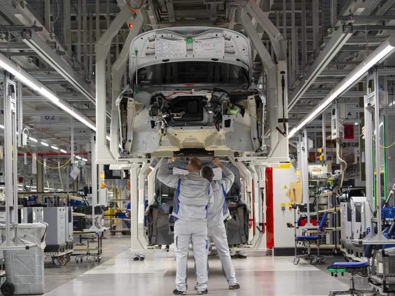 Assemblaggio della carrozzeria di un’auto elettrica nello stabilimento Volkswagen di Zwickau, nella Germania orientale (Ap Photo/Jens Meyer) <br />