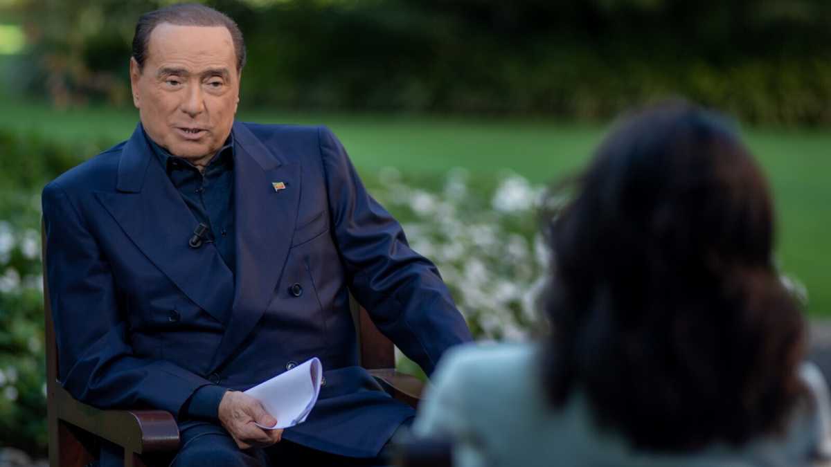 Immagine di Berlusconi e il derby con Segre per presiedere la prima seduta del Senato