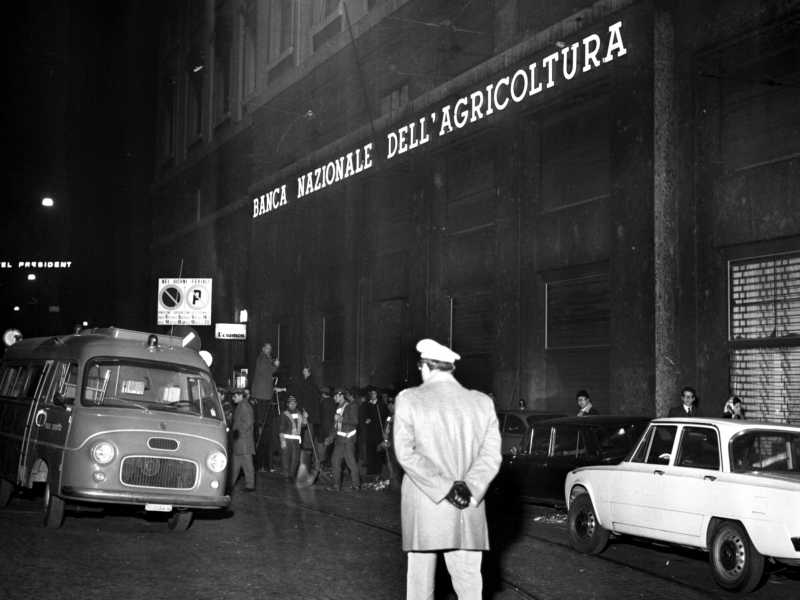 &nbsp;L'esterno della Banca nazionale dell'agricoltura dove esplose la bomba il 12 dicembre 1969 (Olycom)