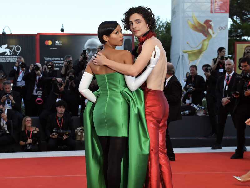 Taylor Russell e Timoth&eacute;e Chalamet sul red carpet di Venezia 2022 (LaPresse)&nbsp;<br />