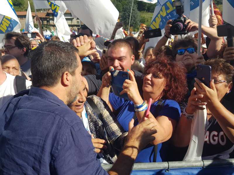 "Credo in Salvini". Pontida va in soccorso del leader in affanno