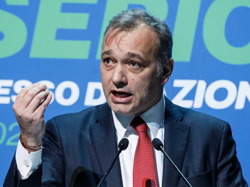 Le presunte molestie di Richetti. Perché è sciocco dire “credo sempre” alla vittima e “non le credo mai”