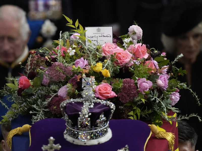 Il commovente silenzio di Londra in lutto per la Regina