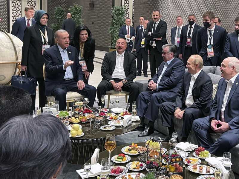 Il presidente turco Erdogan con Putin e altri leader al vertice Sco (LaPresse)&nbsp;<br />