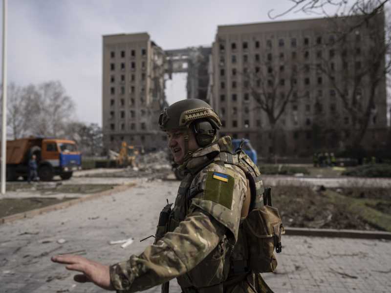 Un soldato ucraino a Mykolaiv (AP Photo/Petros Giannakouris)<br />
