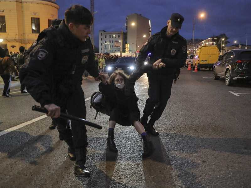 La protesta di una donna a Mosca viene interrotta dalla polizia (Ansa)