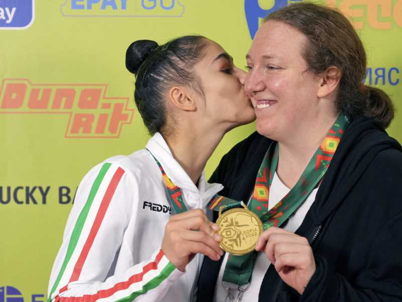 Sofia Raffaeli festeggia uno dei suoi quattro ori mondiali (dedicati alle Marche) con la sua allenatrice Julieta Cantaluppi (foto Simone Ferraro)&nbsp;<br />