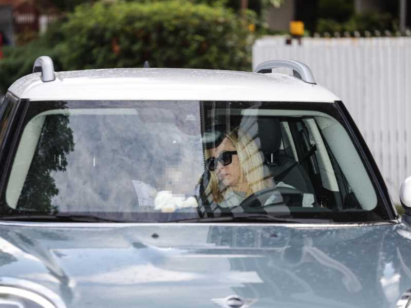 Giorgia Meloni rientra a casa in auto il 26 settembre (Ansa) <br />