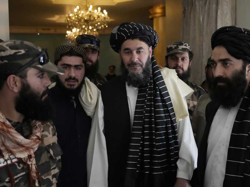 Dopo essere stato rilasciato Bashir Noorzai ha tenuto una conferenza stampa (AP Photo/Ebrahim Noroozi)&nbsp;<br />