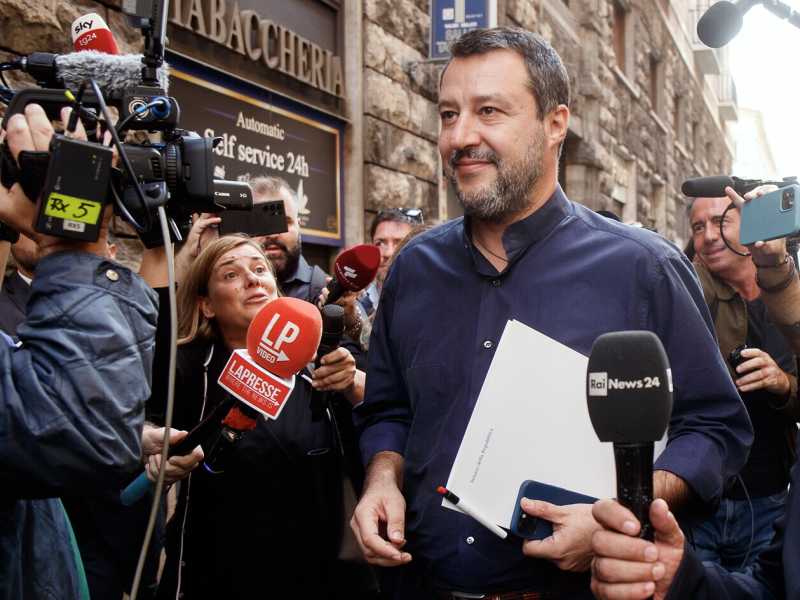 Monastero Salvini, riunisce i leghisti e insiste sul Viminale. Per la base è "abusivo"