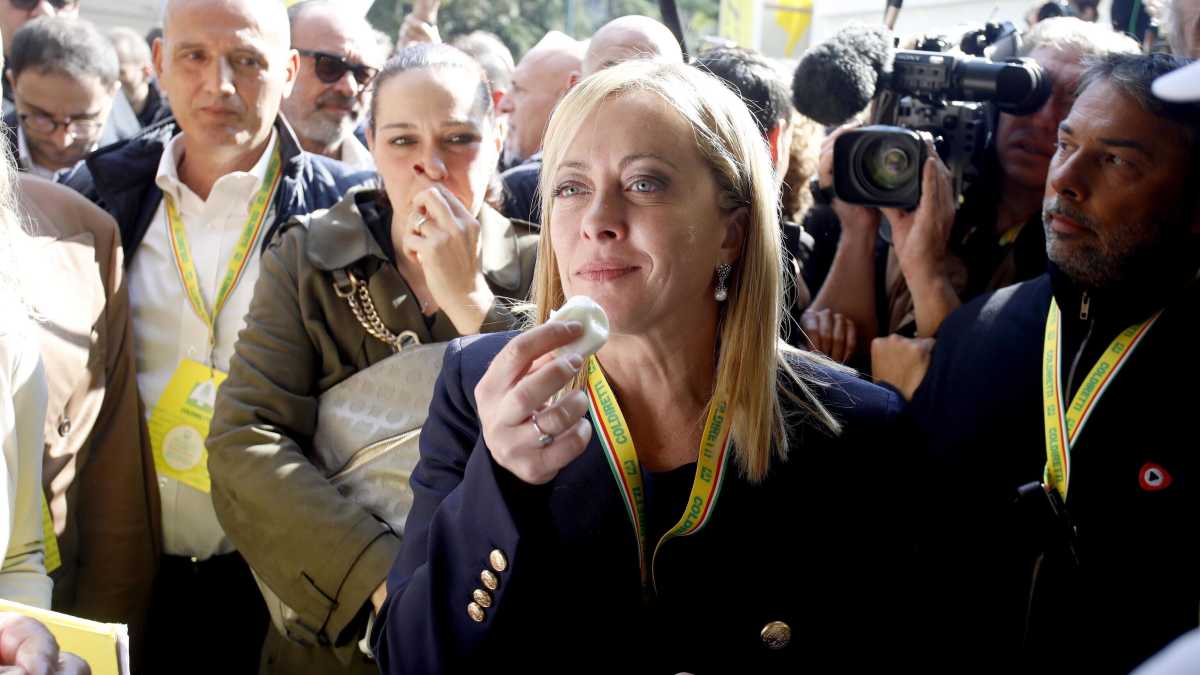 Immagine di Meloni va a Milano e incontra Berlusconi: "Governo di alto profilo"