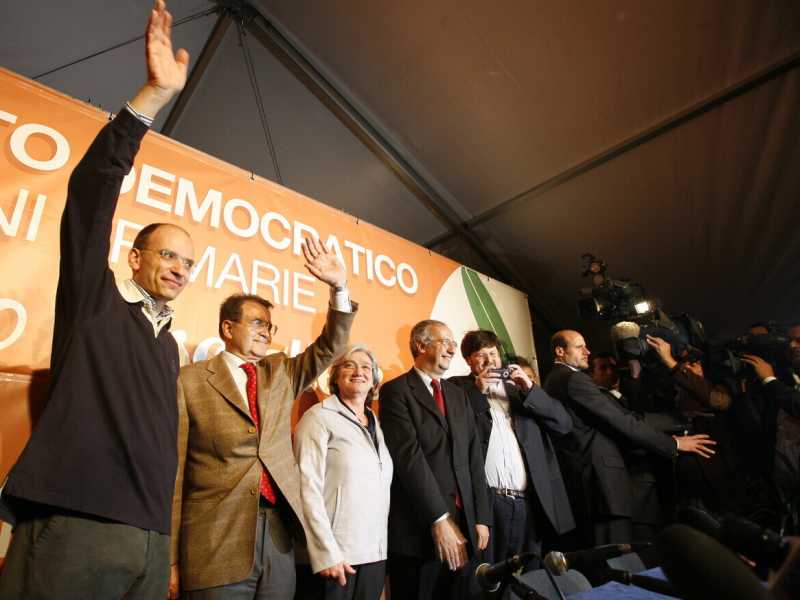Enrico Letta, Rosy Bindi, Romano Prodi, Walter Veltroni e Mario Adinolfi alle primarie del Pd del 2007 (Ansa) 