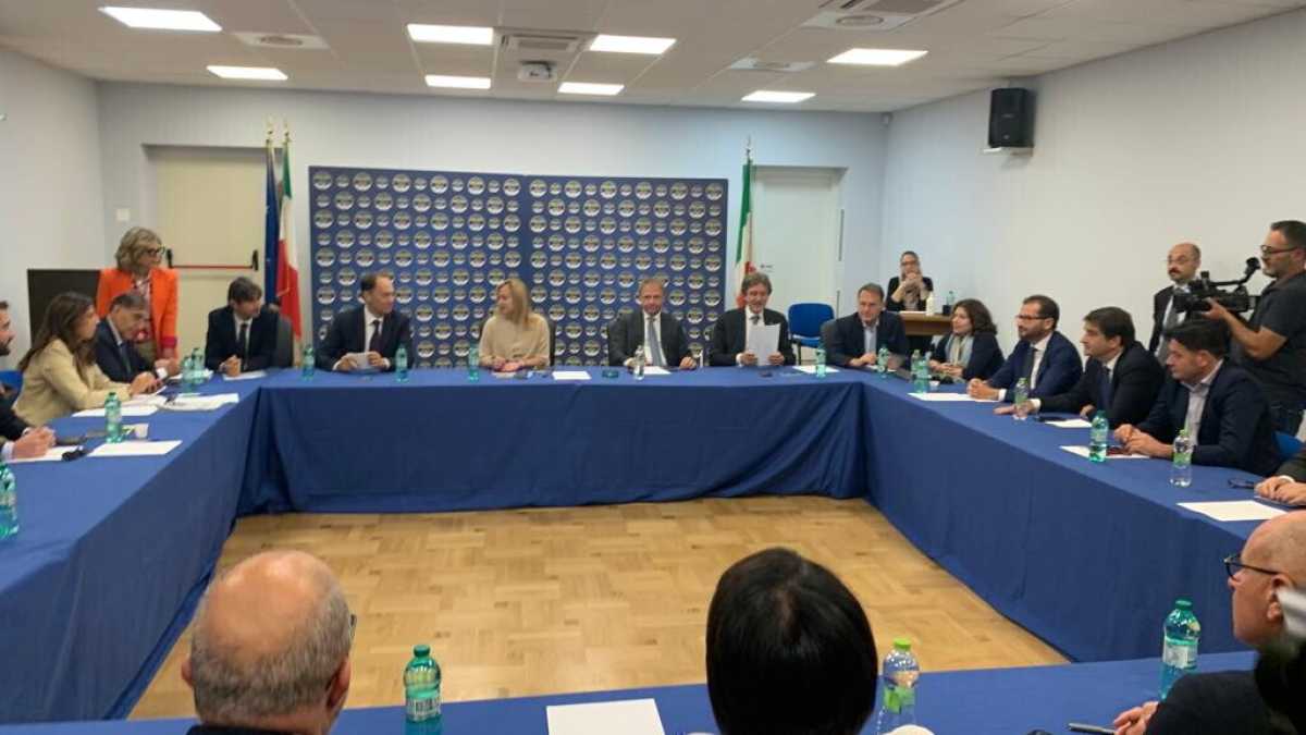 Immagine di Meloni vede i vertici di FdI. Rampelli: "Salvini al Viminale? Chiedere non costa nulla"