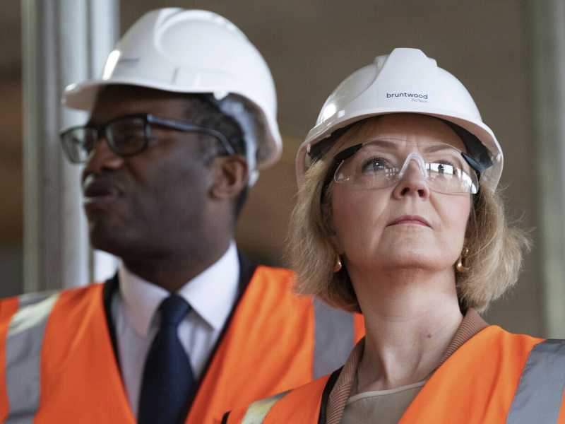 Il primo ministro britannico Liz Truss e il Cancelliere dello Scacchiere Kwasi Kwarteng visitano un cantiere a Birmingham (LaPresse) <br />