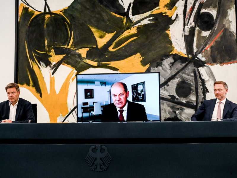 Robert Habeck, Olaf Scholz e hristian Lindner (Ansa)<br />