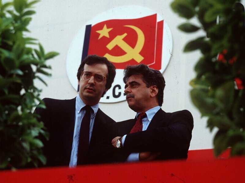 Walter Veltroni e Achille Occhetto con il simbolo del Pci nel 1989 (Olycom) <br />