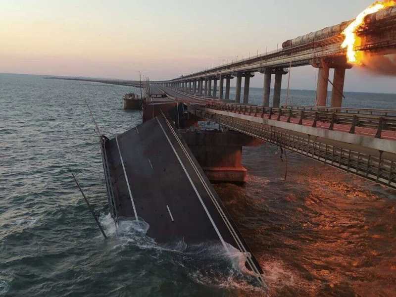 La grossa esplosione sul ponte tra la Crimea alla Russia