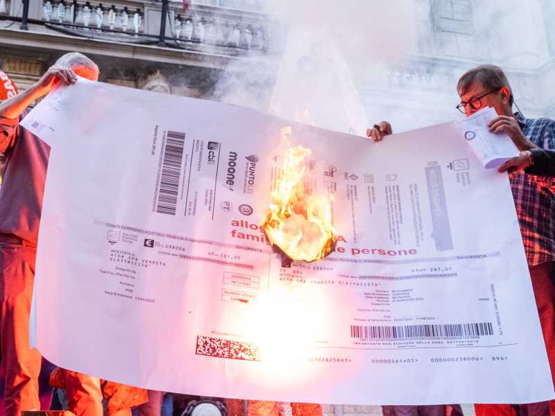 Manifestanti protestano contro il caro bollette davanti alla sede della Cassa Depositi e Prestiti (LaPresse)&nbsp;<br />