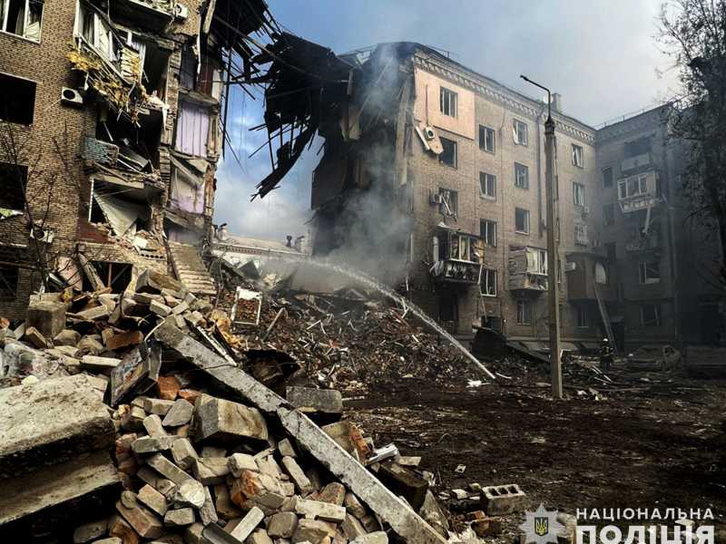 Un post della Polizia ucraina: ''Le truppe russe hanno lanciato razzi contro i residenti di Zaporizhia: ci sono morti e feriti" (Ansa) <br />