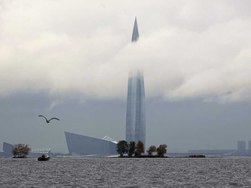 Una veduta della torre degli affari Lakhta Center, sede del monopolio russo del gas Gazprom, a San Pietroburgo (AP/Dmitri Lovetsky)&nbsp;<br />
