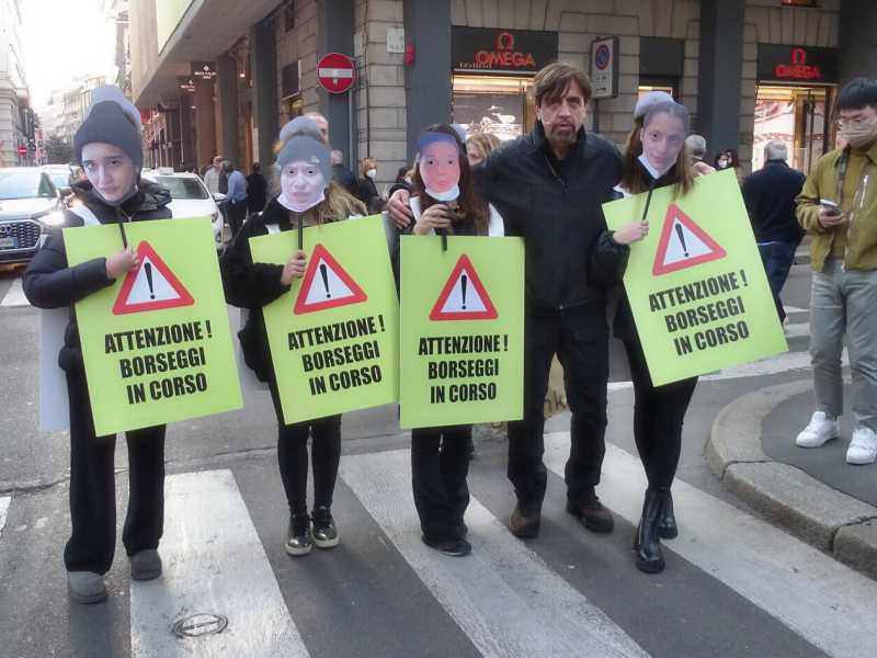 Valerio Staffelli con la troupe di "Striscia" avvisa la gente di fare attenzione ai borseggi (LaPresse)&nbsp;<br />