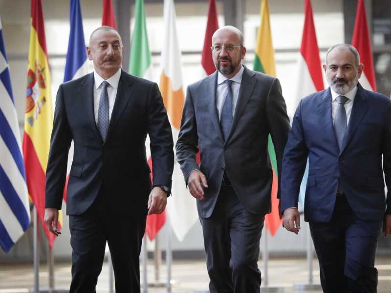 Il presidente dell'Azerbaigian Ilham Aliyev, il presidentr del Consiglio europeo Charles Michel e il premier armeno Nikol Pashinyan (Ansa)&nbsp;<br />