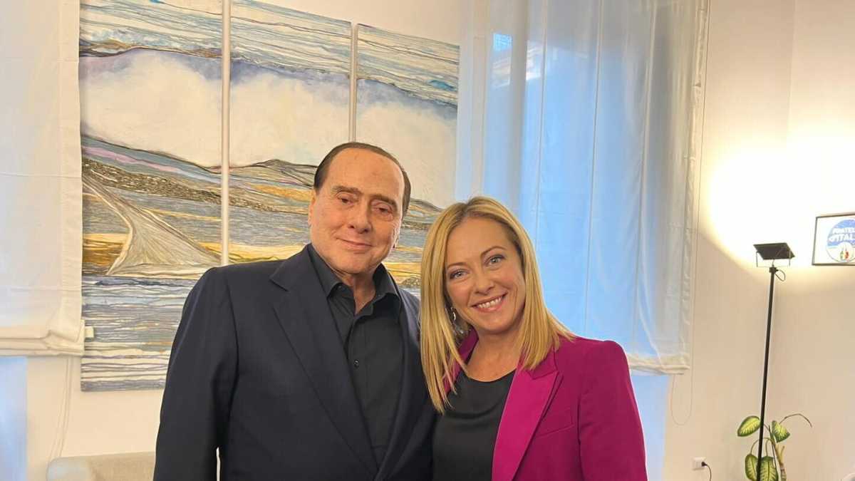 Immagine di Meloni e Berlusconi: il passaggio di testimone