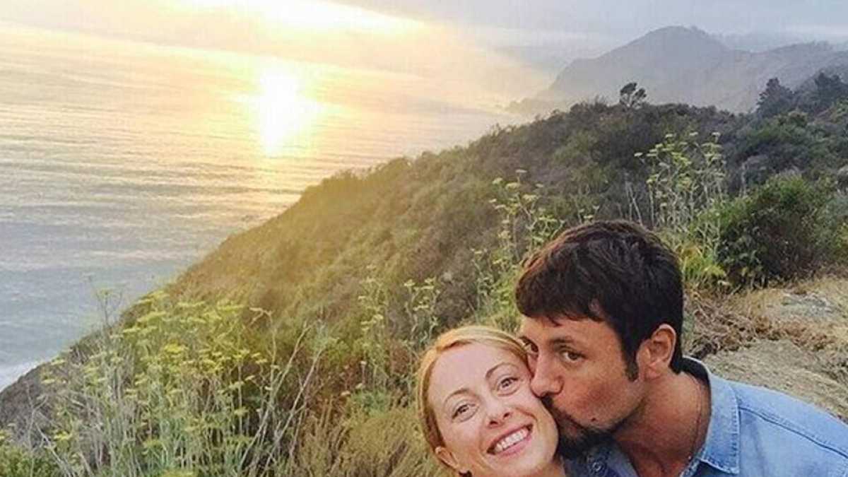 Immagine di Giambruno, il compagno di Meloni, non conduce più i tg Mediaset: “Scelta condivisa”
