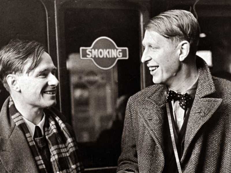 Auden, pi&ugrave; alto, la macchina fotografica al collo, e Isherwood, ciuffo ribelle, fra le dita l&rsquo;eterna sigaretta (foto Wikimedia Commons)<br />