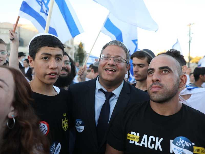 Itamar Ben-Gvir durante la Maria delle bandiere dello scorso aprile a Gerusalemme (foto Ansa)