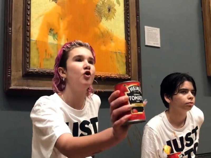 Manifestanti di Just Stop Oil gettano zuppa sul dipinto di Van Gogh (Ansa)&nbsp;<br />