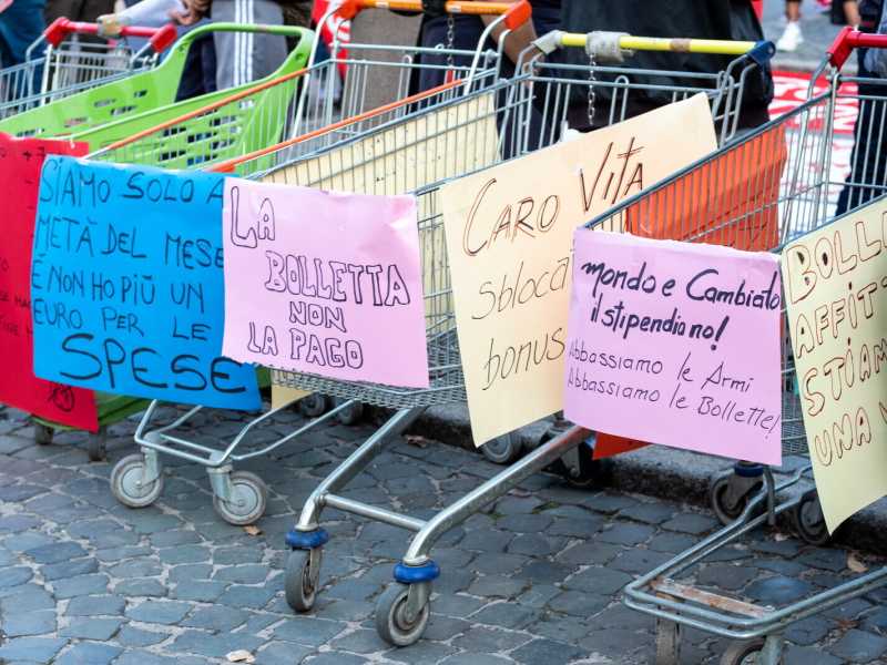 Movimenti per la casa manifestano contro carovita e caro bollette (LaPresse) <br />