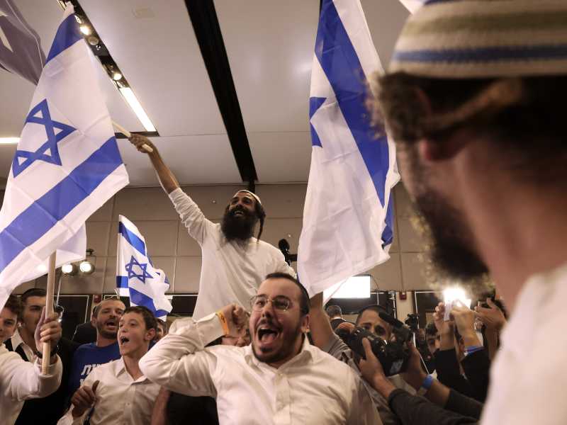 I sostenitori del deputato di estrema destra Ben-Gvir festeggiano dopo i risultati del primo exit poll (Foto AP/Oren Ziv) <br />
