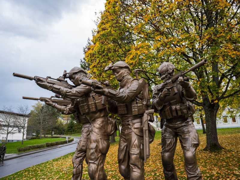 Il monumento con i quattro soldati delle forze speciali militari tedesche nel Graf-Zeppelin-Kaserme a Calw (Thomas Lohnes/Getty Images)&nbsp;<br />