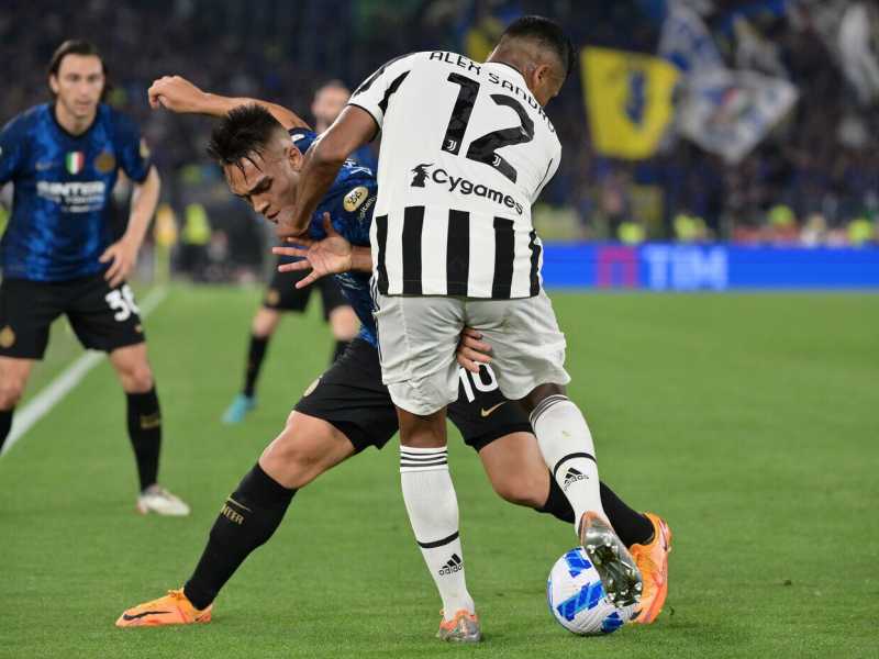 Alex Sandro e Lautaro Martinez durante l&rsquo;ultima sfida tra Inter e Juve, la finale di Coppa Italia all&rsquo;Olimpico del maggio scorso (foto LaPresse)&nbsp;<br />